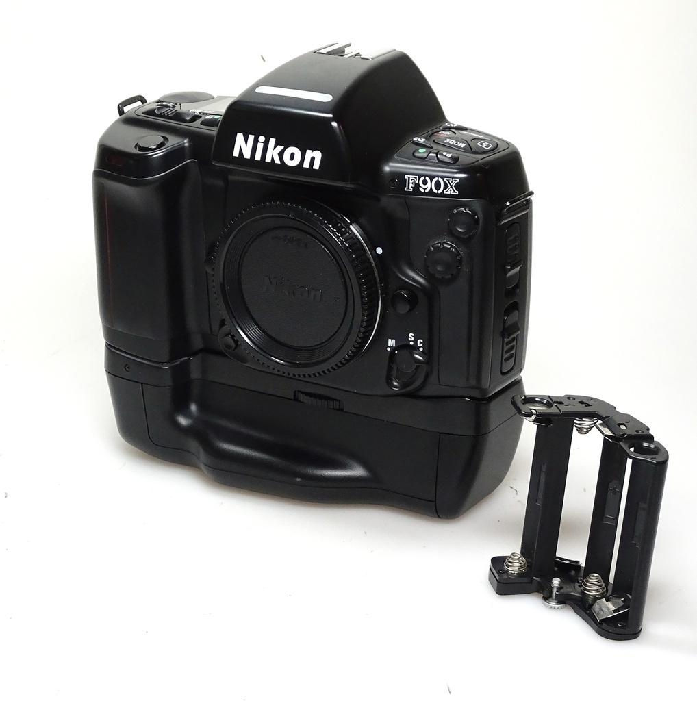 Nikon F90X mit MB10 Batteriegriff