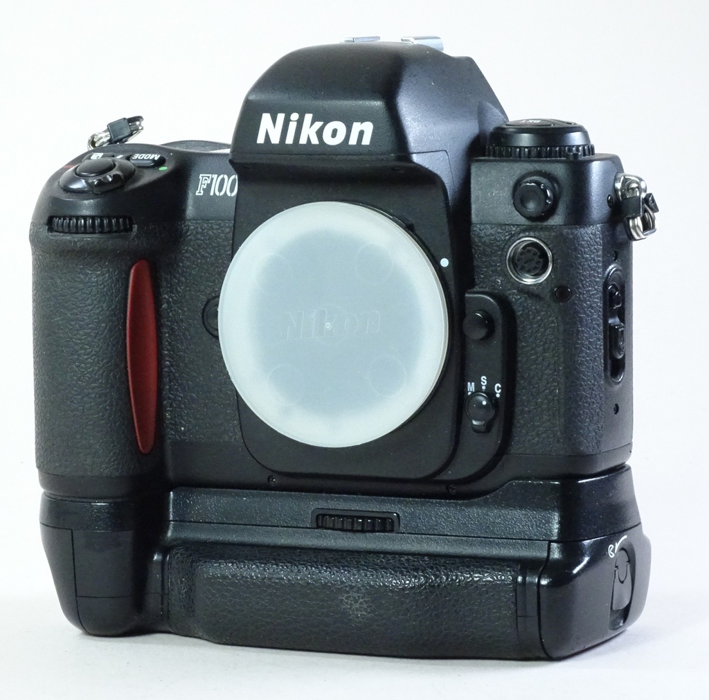 Nikon F100 mit MD-15 Grip